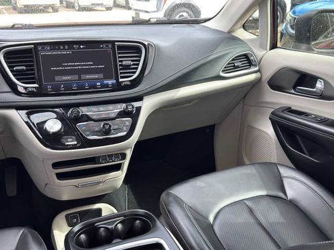 Used 2023 Chrysler Pacifica Touring-L FWD image 25