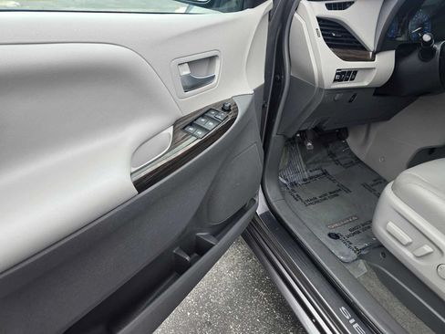 Used 2017 Toyota Sienna XLE w/ XLE Navigation Package FWD image 21