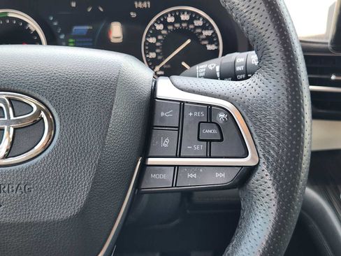 Used 2021 Toyota Sienna Limited FWD image 28