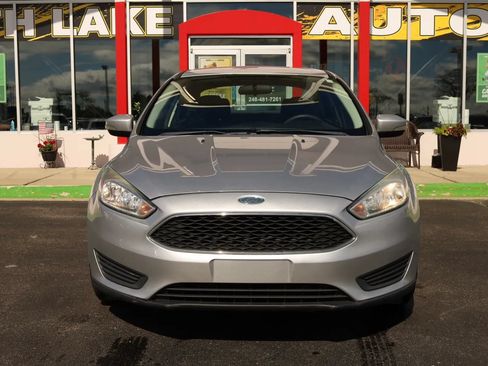 Used 2017 Ford Focus SE FWD image 2