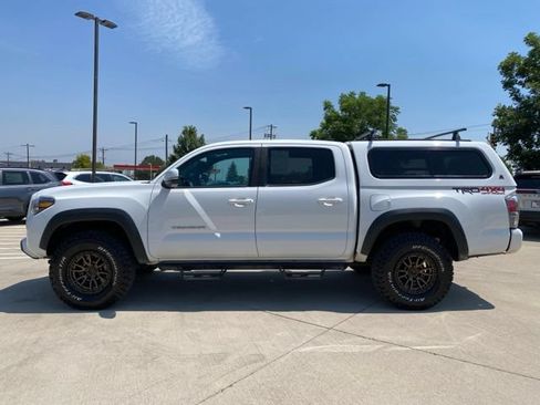 Used 2020 Toyota Tacoma TRD Off-Road w/ TRD Premium Off Road Package AWD/4WD image 2