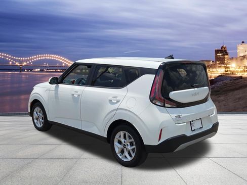 Used 2024 Kia Soul LX w/ Option Group 015 FWD image 3