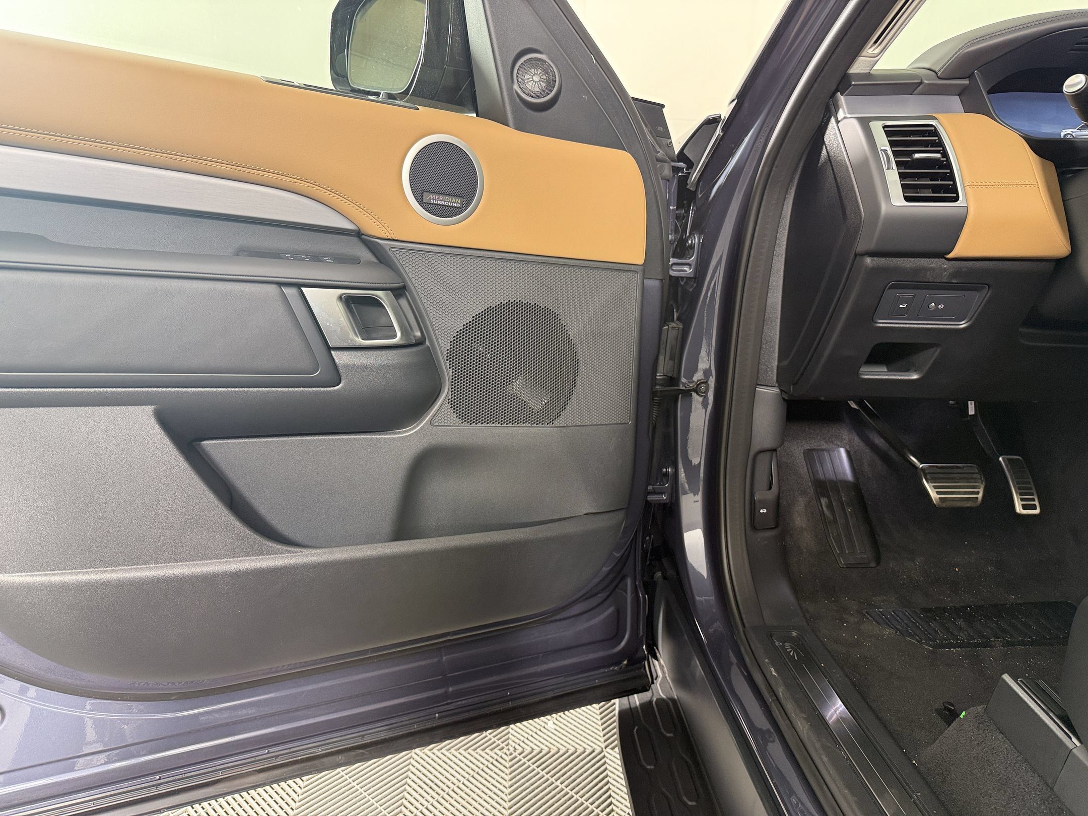 New 2026 Land Rover Discovery Limited Edition AWD/4WD image 14