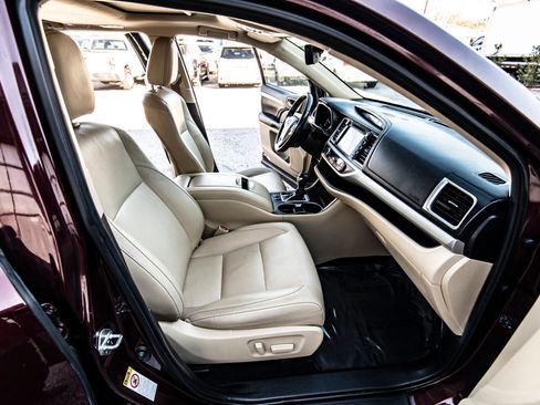 Used 2019 Toyota Highlander XLE image 35