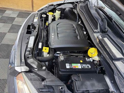 Used 2014 Chrysler Town & Country Touring-L FWD image 32