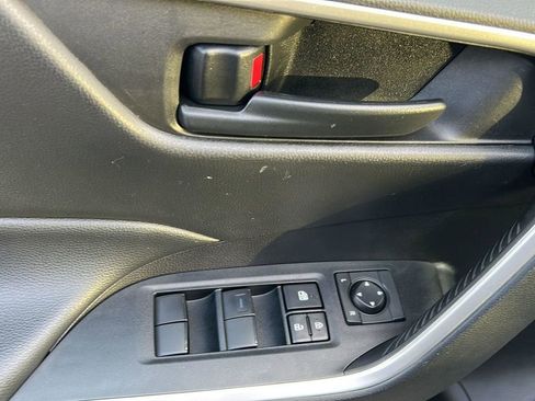 Used 2022 Toyota RAV4 LE image 12