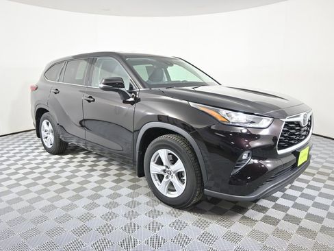 Used 2020 Toyota Highlander LE AWD/4WD image 9