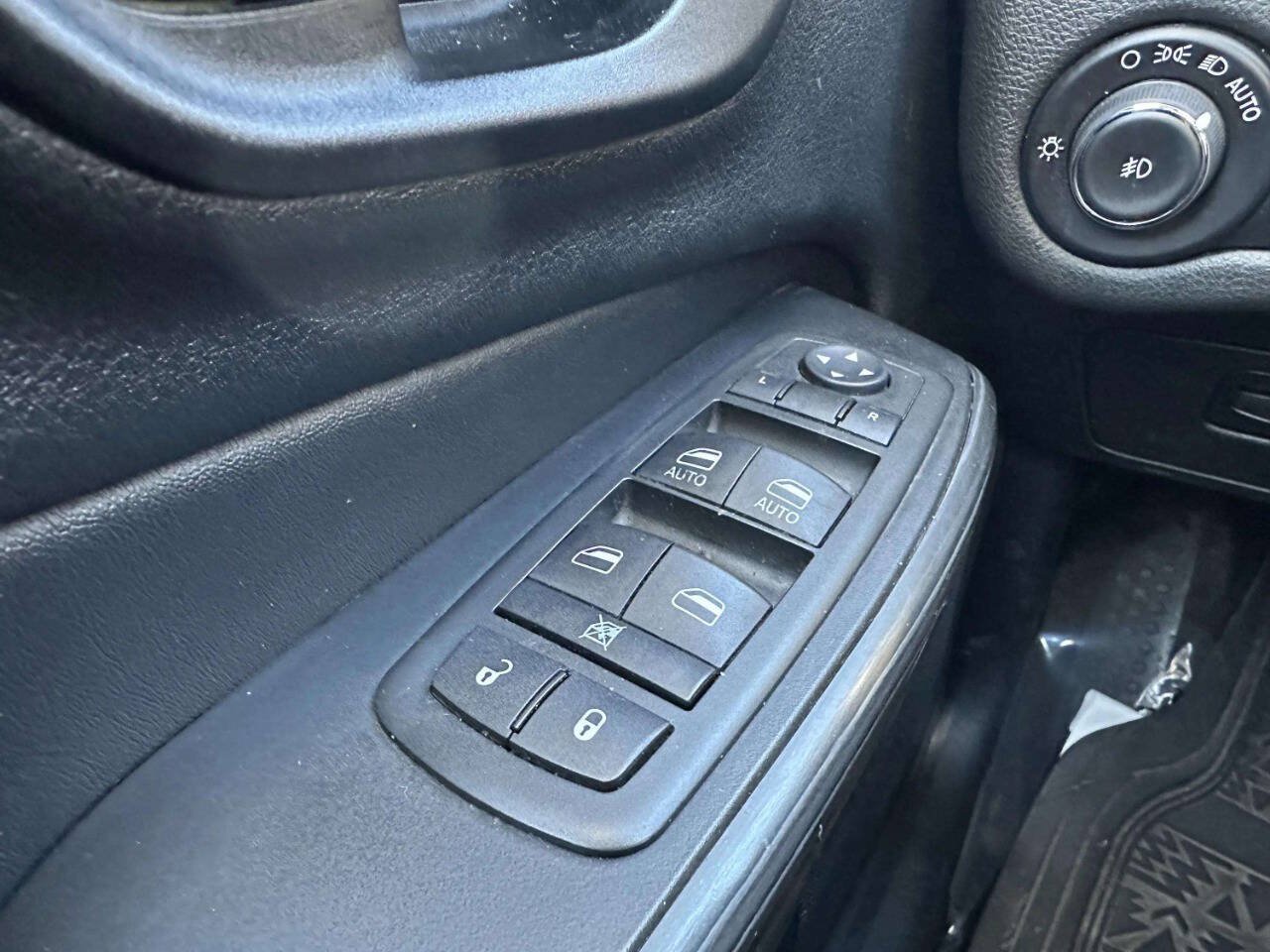 Used 2015 Jeep Cherokee Limited AWD/4WD image 28