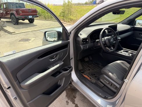 Used 2025 Honda Pilot TrailSport image 11