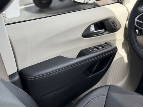 Used 2024 Chrysler Pacifica Touring-L w/ Uconnect Theater Family Group image 15