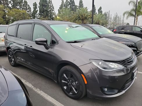 Used 2019 Chrysler Pacifica Limited w/ Advanced Safetytec Group image 3