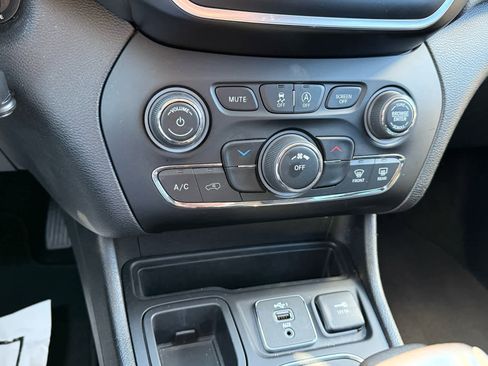 Used 2021 Jeep Cherokee Latitude image 20