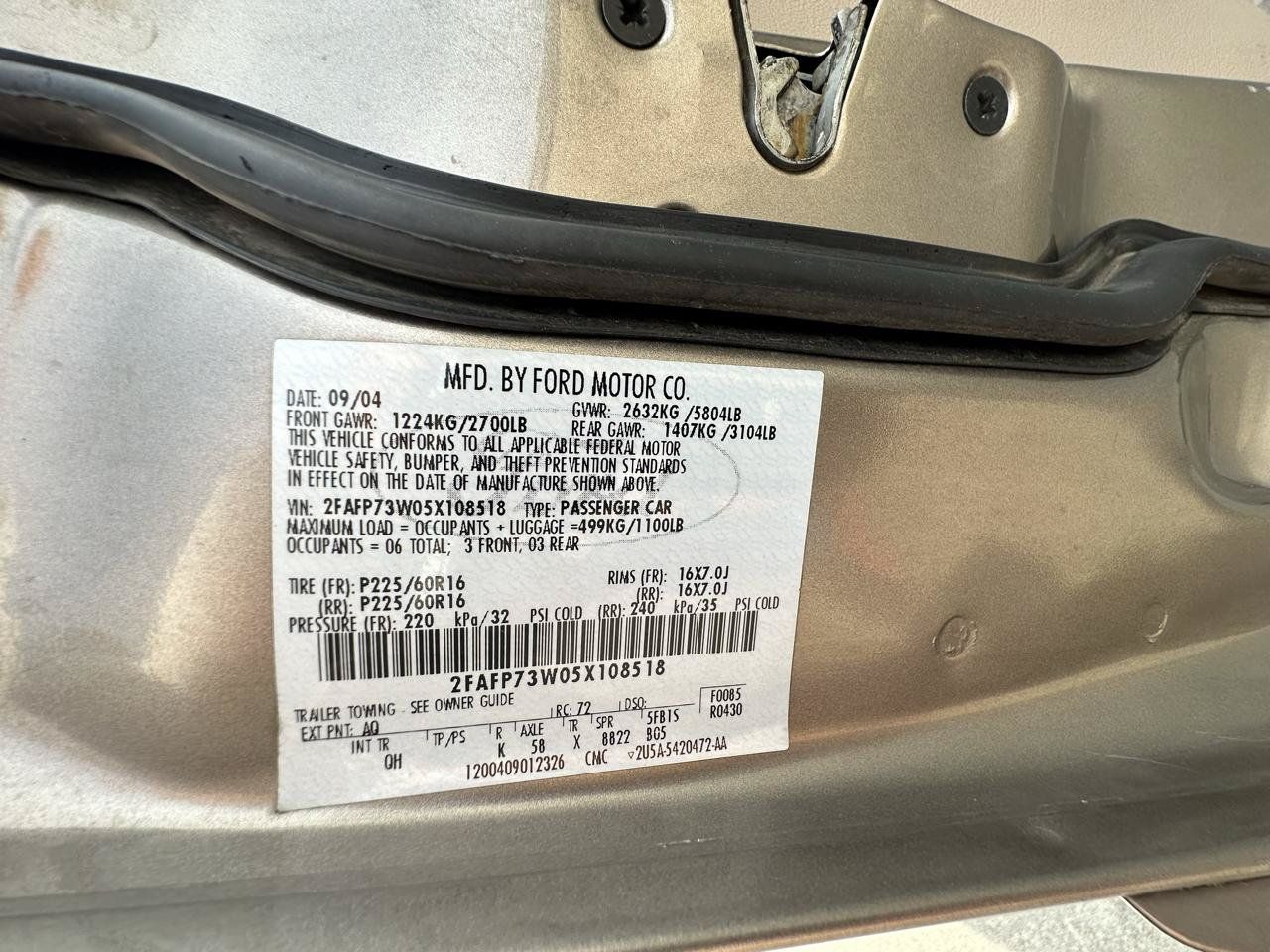 Used 2005 Ford Crown Victoria RWD image 15