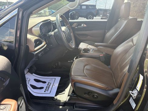 Used 2017 Chrysler Pacifica Limited FWD image 6