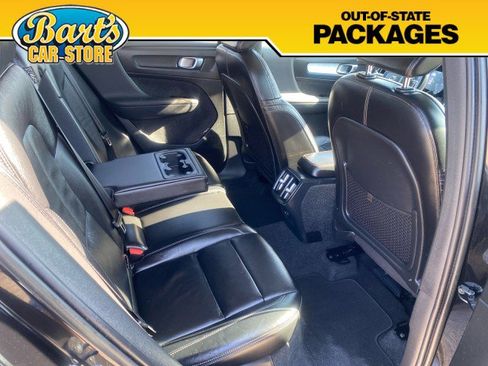 Used 2022 Volvo XC40 T4 Momentum image 12