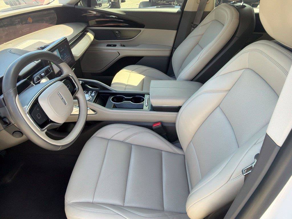 Used 2025 Lincoln Nautilus Premier AWD/4WD image 11