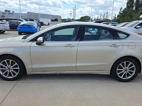 Used 2017 Ford Fusion SE w/ Fusion SE Technology Package FWD image 2