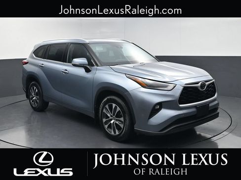 Used 2021 Toyota Highlander XLE AWD/4WD image 3