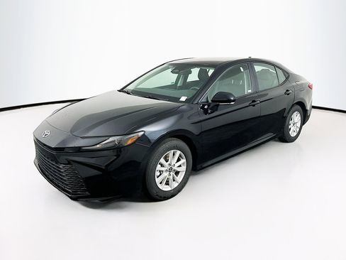 Used 2025 Toyota Camry LE image 3