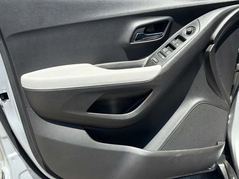 Used 2020 Chevrolet Trax LS FWD image 15