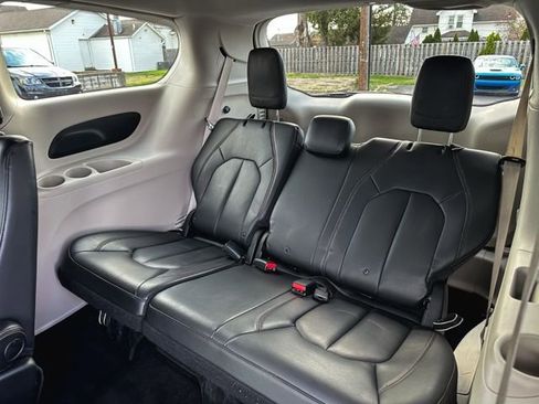 Used 2017 Chrysler Pacifica Touring-L FWD image 20