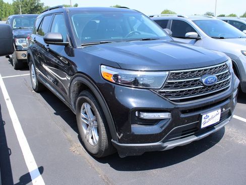 Used 2021 Ford Explorer XLT w/ Equipment Group 202A AWD/4WD image 3