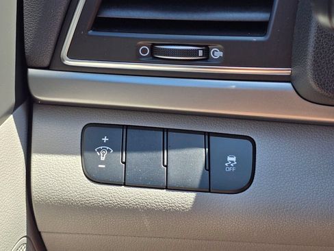 Used 2017 Hyundai Elantra SE FWD image 18
