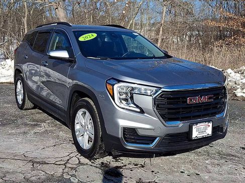 Used 2024 GMC Terrain SLE w/ Driver Convenience Package image 2
