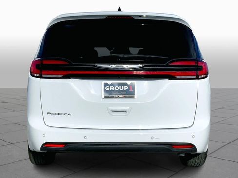Used 2025 Chrysler Pacifica Select image 4