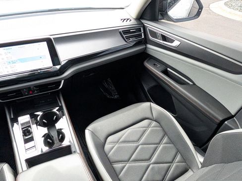 Used 2024 Volkswagen Atlas Peak Edition SE AWD/4WD image 11