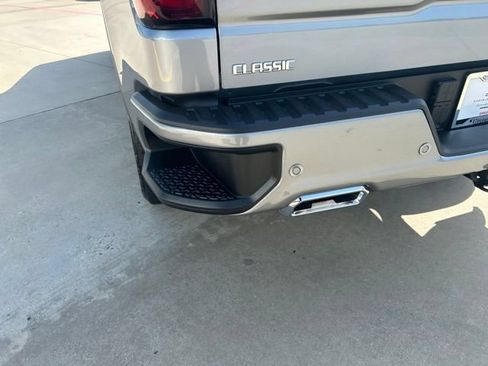Used 2025 GMC Sierra 1500 AT4 w/ Technology Package AWD/4WD image 9