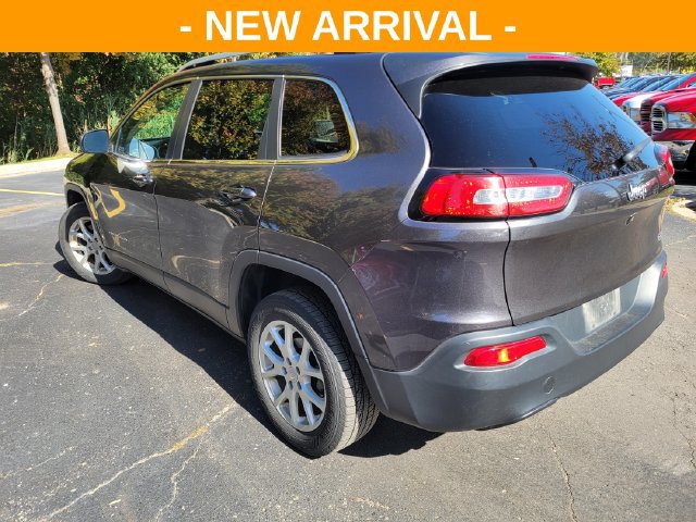 Used 2017 Jeep Cherokee Latitude w/ Cold Weather Group FWD image 5