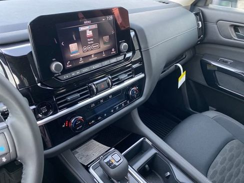 New 2025 Nissan Pathfinder SV w/ Black Appearance Package image 18