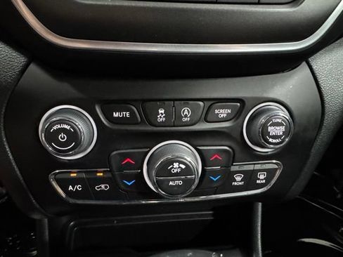 Used 2022 Jeep Cherokee Trailhawk w/ Sound & Nav Group AWD/4WD image 21