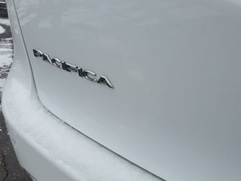 Certified 2024 Chrysler Pacifica Touring-L image 32