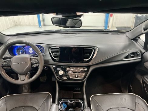 Used 2025 Chrysler Pacifica Limited FWD image 10