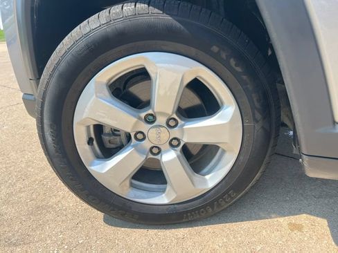 Used 2019 Jeep Compass Latitude AWD/4WD image 13