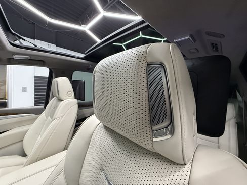 Used 2025 Cadillac Escalade ESV Sport Platinum image 17