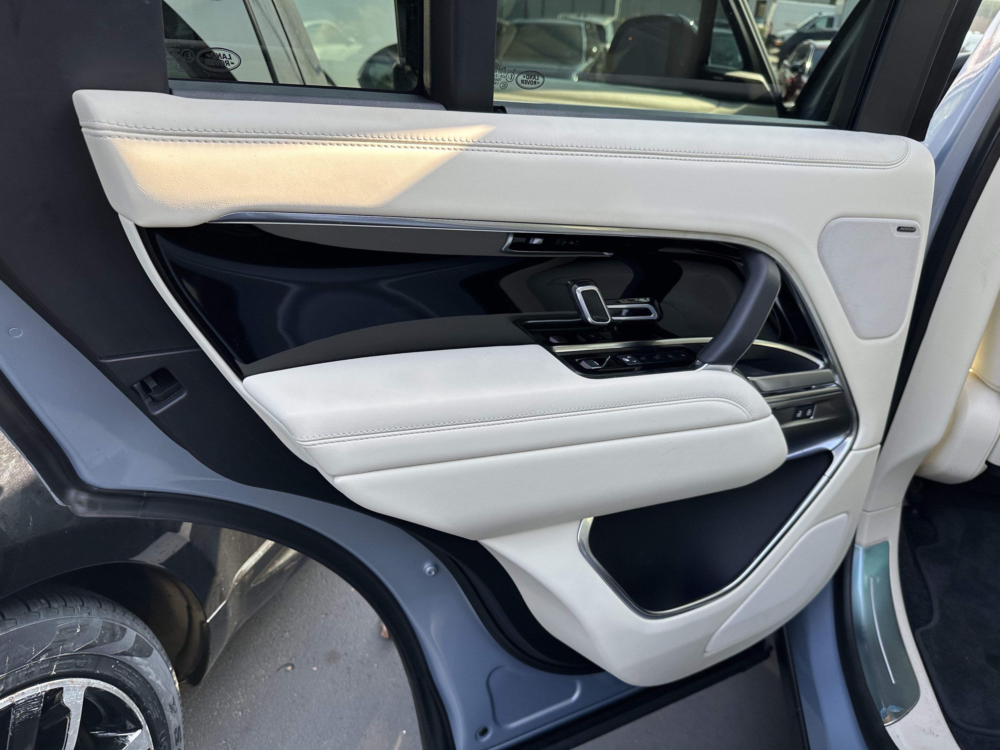 Certified 2025 Land Rover Range Rover SE AWD/4WD image 28
