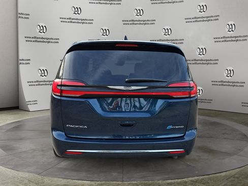 Used 2024 Chrysler Pacifica Select image 4