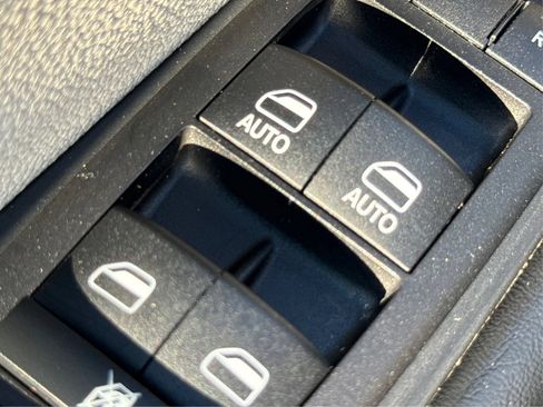 Used 2023 Chrysler Pacifica Touring-L FWD image 38