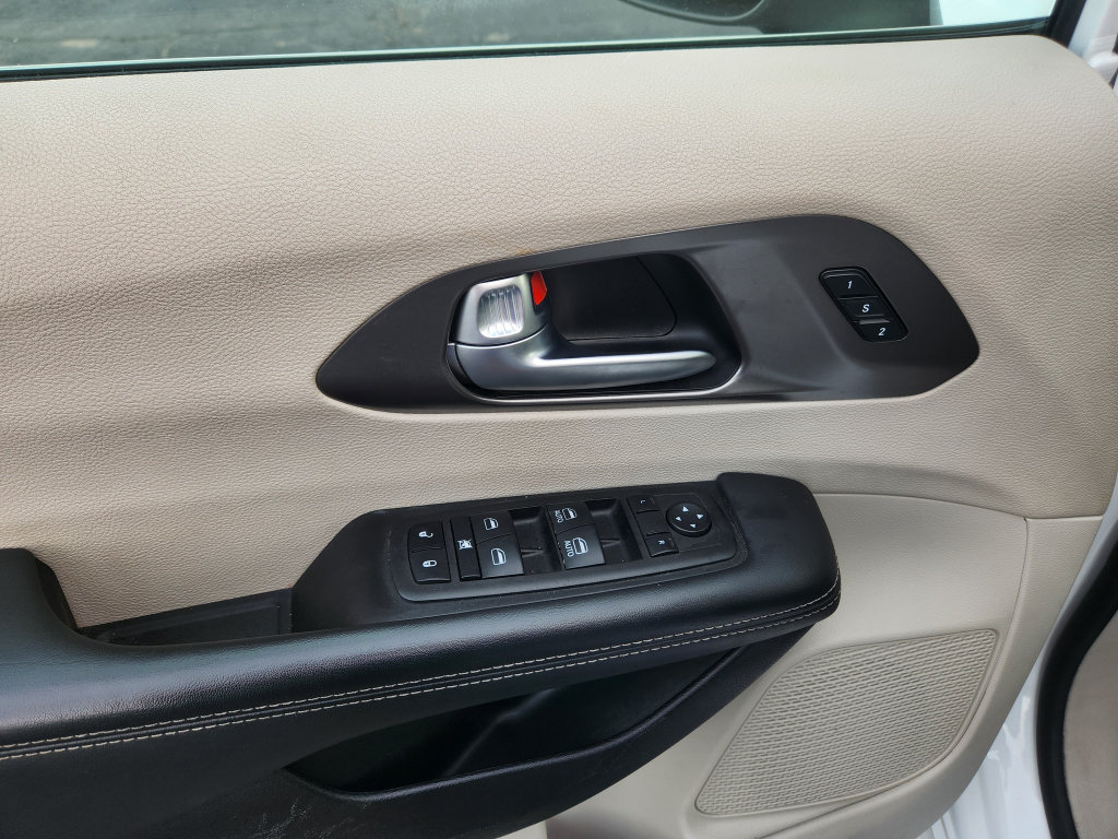 Used 2023 Chrysler Pacifica Touring-L FWD image 33