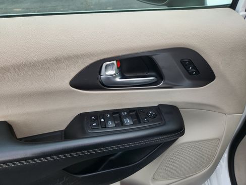 Used 2023 Chrysler Pacifica Touring-L FWD image 33
