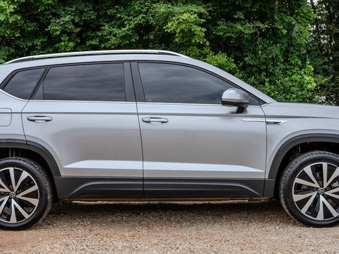 Used 2022 Volkswagen Taos SE FWD image 6