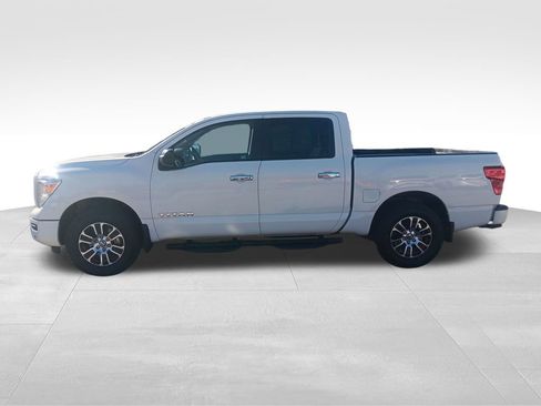 Used 2021 Nissan Titan SV w/ SV Convenience Package image 3