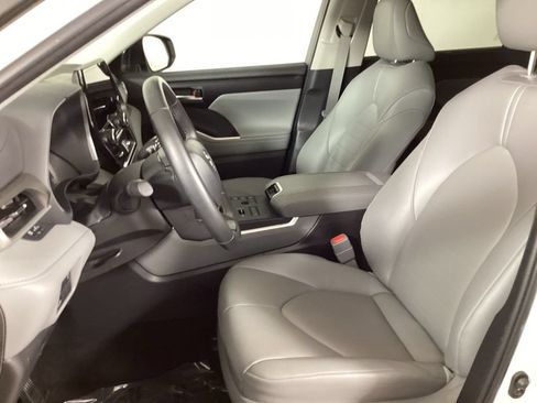 Used 2025 Toyota Highlander XLE AWD/4WD image 10