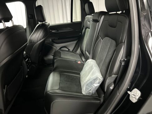 Used 2025 Jeep Grand Cherokee Altitude image 23