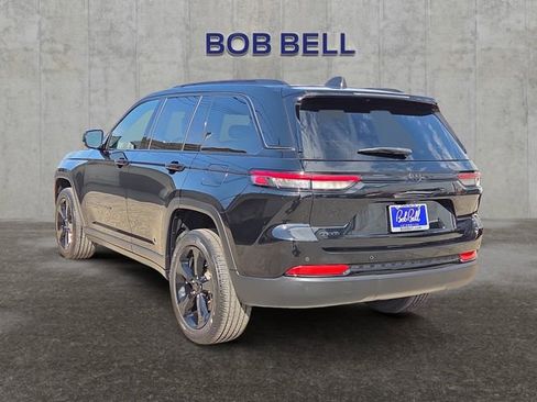 Used 2023 Jeep Grand Cherokee Altitude image 3