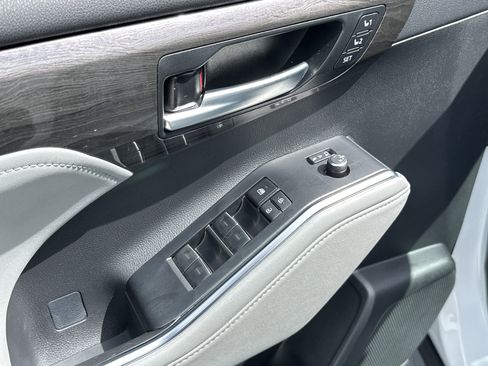 Used 2024 Toyota Highlander Limited image 15