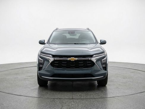 Used 2025 Chevrolet Trax LT FWD image 2